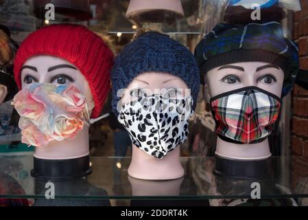 Mannequins portant des masques dans la fenêtre d'une boutique de Princes Street, Édimbourg, Écosse, Royaume-Uni. Banque D'Images