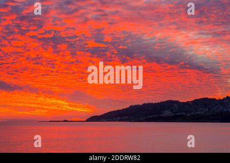 Charmouth, Dorset, Royaume-Uni. 26 novembre 2020. Un spectaculaire coucher de soleil rouge flamboyant remplit le ciel vu de Charmouth dans Dorset regardant vers Lyme Regis à la fin d'une journée ensoleillée crédit photo: Graham Hunt/Alamy Live News Banque D'Images