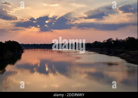 Coucher de soleil sur la rivière Luangwa, Parc national de Luangwa Sud, Mfuwe, Zambie, Afrique Banque D'Images