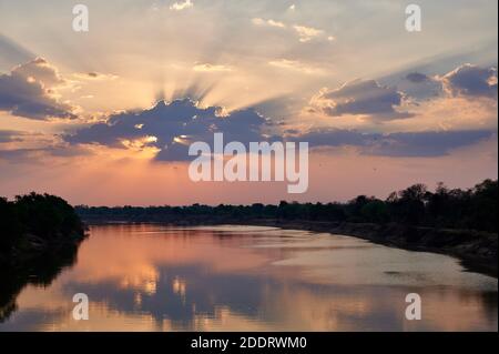 Coucher de soleil sur la rivière Luangwa, Parc national de Luangwa Sud, Mfuwe, Zambie, Afrique Banque D'Images