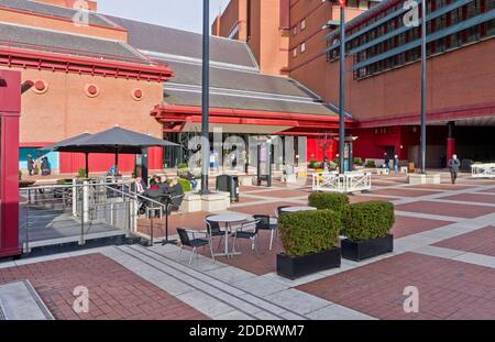 Le hall de la British Library, un jour ensoleillé, Londres, Royaume-Uni Banque D'Images