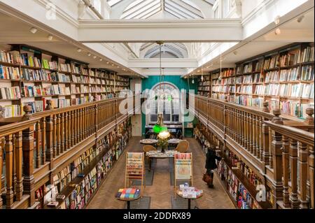 Interior of Daut Books, Marylebone, Londres, Royaume-Uni; Woman parcourt des livres. Banque D'Images