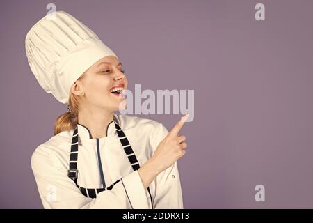 bonne cuisine pointant vers le doigt. la préparation du dîner à la maison. la cuisine est mon hobby. espace de copie. Portrait de chef féminin. Cuisine de récompense. Chef professionnel femme. Prêt à manger. Laissez cuire. Banque D'Images