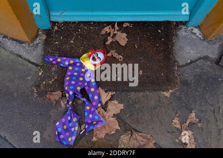 Une marionnette en peluche pour enfant tombe sur le sol à l'extérieur d'un magasin de rue à East Dulwich, le 25 décembre 2020, à Londres, en Angleterre. Banque D'Images