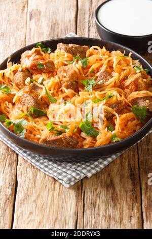 Goulash Szekely Gulyas ou Szegedin avec du porc, des oignons et de la choucroute dans un bouillon de paprika à proximité de la plaque sur la table. Verticale Banque D'Images