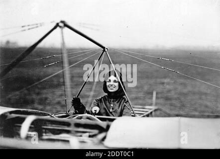 HARRIET QUIMBY (1875-1912) pionnière de l'aviation américaine et scénariste dans son monoplan Blériot en 1911. Photo: Bain News Service Banque D'Images