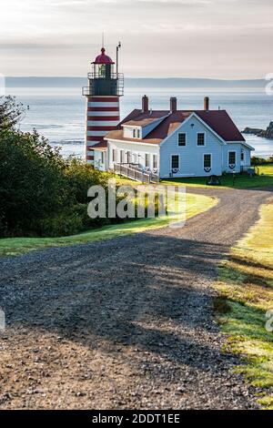 Le phare de West Quoddy Head à Lubec, Maine, a été construit en 1808 Banque D'Images