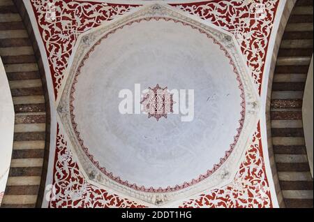 Motif arabe sur le plafond dôme du bâtiment dans la cour Mosquée bleue. Décoration religieuse traditionnelle islamique. Istanbul, Turquie. Banque D'Images