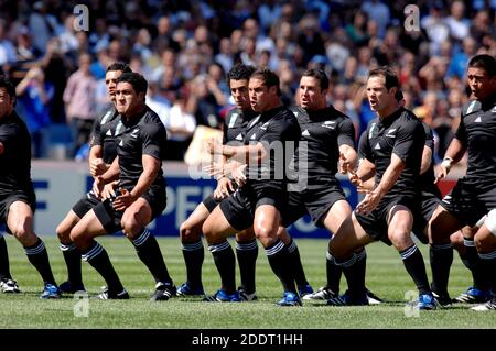 Les joueurs de l'équipe de rugby de Nouvelle-Zélande qui jouent à la danse du haka maori au match de rugby Italie contre Nouvelle-Zélande, lors de la coupe du monde de rugby de France 2007. Banque D'Images