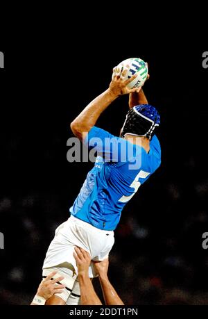 Joueur de rugby italien qui a attrapé le ballon à touche lors de la coupe du monde de rugby, France 2007. Banque D'Images