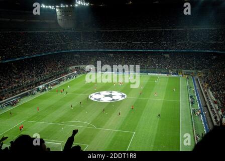 Vue panoramique du stade San Siro la nuit avant le début d'un match de football de la Ligue des champions de l'UEFA. Milan, Italie. 2007. Banque D'Images