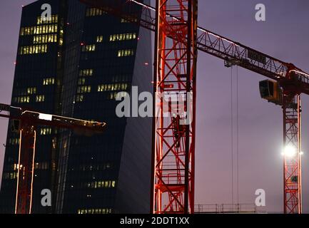 26 novembre 2020, Hessen, Francfort-sur-le-main: Un opérateur de grue de construction descend le mât dans la lumière du soir sur un chantier de construction non loin de la BCE dans l'est de Francfort. Photo: Arne Dedert/dpa Banque D'Images