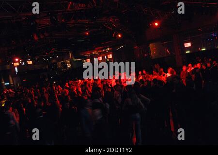 Des gens dansant dans un club de musique, à Milan. Banque D'Images