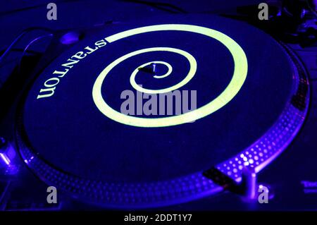 Deejay plaque de vinyle dans un club de discothèque, Milan, Italie Banque D'Images