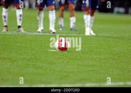 Ballon de football sur le signe de pénalité du stade de football de san siro, à Milan. Banque D'Images