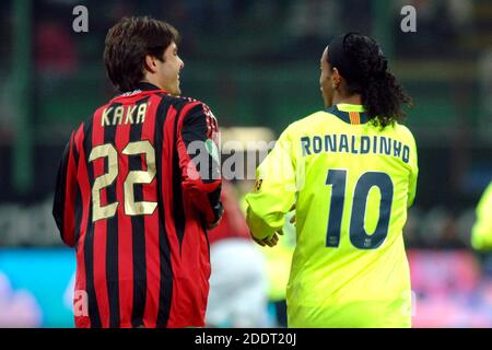 Les Brésiliens joueurs de football Ronaldinho du FC Barcelone, et Kakà de l'AC Milan, lors d'un match de la Ligue des champions de l'UEFA, à Milan, en 2007. Banque D'Images