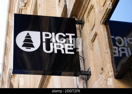 Bordeaux , Aquitaine / France - 11 11 2020 : image texte et logo de la façade du magasin de mode de détail dans la rue de la ville Banque D'Images