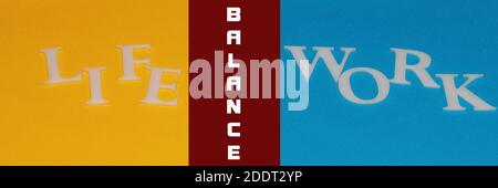 Équilibre entre vie professionnelle et vie privée. Les mots sont disposés sur un fond jaune, bleu et rouge. Équilibre entre vie professionnelle et vie privée. Concept de stratégie de succès de style de vie Banque D'Images