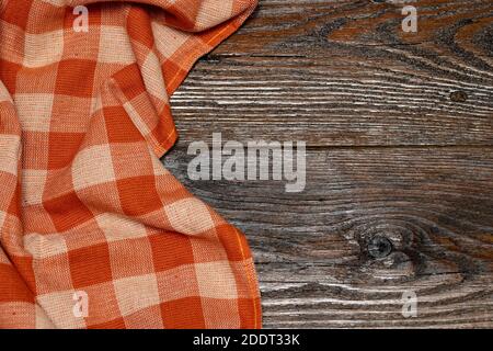 Nappe de linge à carreaux sur fond de bois. Table en bois brun. Mise au point sélective. Copier l'espace. Place pour la nourriture et les boissons. Pique-nique et action de grâce Banque D'Images