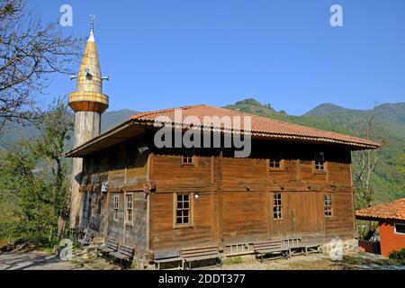 La mosquée historique de Düzköy, située dans le quartier borka de la province d'Artvin, est entièrement en bois Banque D'Images