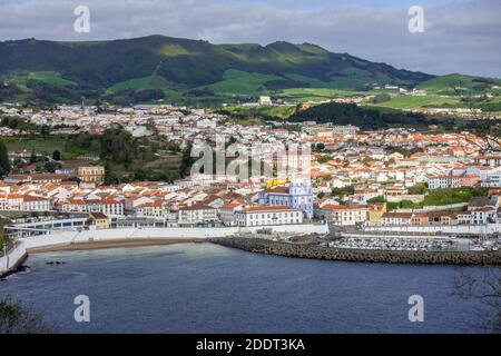 Vue sur la baie d'Angra do Heroismo et le centre-ville Vue aérienne du volcan Monte Brasil sur l'île de Terceira Les Açores Portugal Banque D'Images