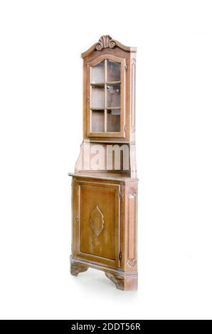 Armoire d'angle de cuisine ancienne de la fin du XIXe siècle sur fond blanc. Banque D'Images