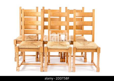 Groupe de chaises en bois sur fond blanc. Banque D'Images