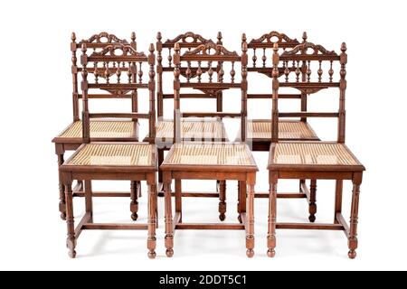 Groupe de chaises en bois à l'ancienne sur fond blanc. Banque D'Images