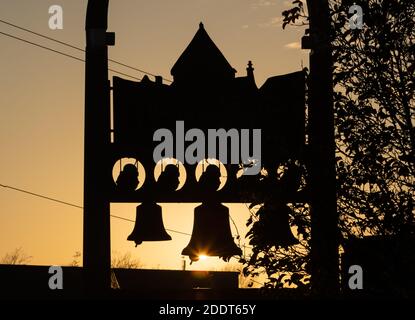 Silhouette de 7 mètres de haut en bois arqué cadre horloge à Thetford avec trois cloches de bronze, représentant l'ancienne église de St Giles. Unshared Banque D'Images