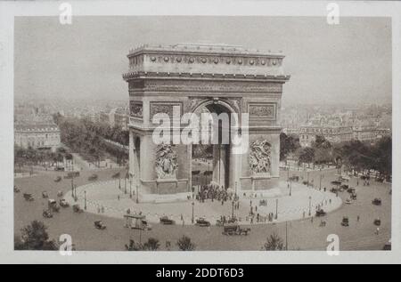 Photo rétro de l'Arc de Triomphe. Paris, France. 1919 l'Arc de Triomphe de l'étoile est l'un des monuments les plus célèbres de Paris, à l'ouest Banque D'Images