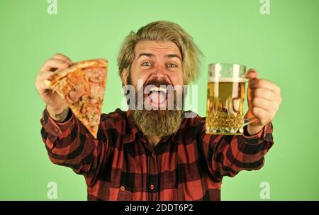 Un homme gai a barbu des hipster pour la pizza. Un homme affamé va manger de la pizza et boire de la bière. Parfait repos au pub. Enfin, la pizza. La pizza est meilleure lorsqu'elle est partagée. Pizzeria. Cuisine gastronomique. Banque D'Images