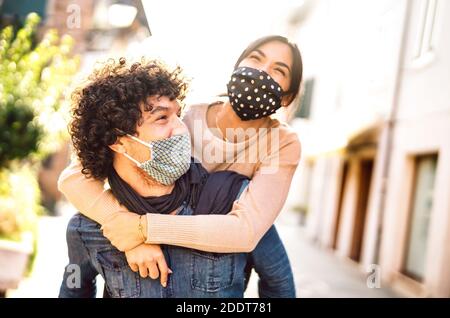 Un couple heureux d'amoureux qui aiment voyager en plein air en hiver - Un homme beau avec une belle fille sur le moment de dos de pigey - Nouveau concept d'amour normal Banque D'Images