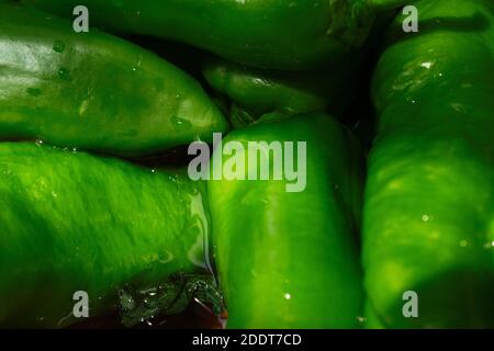 Un cliché détaillé de légumes dans l'eau. Poivrons verts. Nettoyage des aliments crus. Banque D'Images