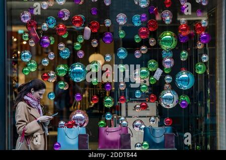 Londres, Royaume-Uni. 26 novembre 2020. Les détaillants de luxe fermés de New Bond Street et Regent Street ne semblent pas avoir besoin de promouvoir les ventes du Vendredi fou et de Noël. Les gens sont toujours dans le centre de londres, malgré le nouveau verrouillage qui est maintenant en vigueur. Les lumières de Noël sont allumées mais les magasins sont fermés. Crédit : Guy Bell/Alay Live News Banque D'Images