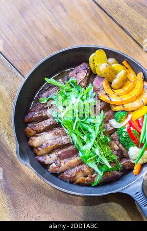 Un service de bistecca alla fiorentina dans un restaurant local à Cagayan de Oro City, Philippines Banque D'Images