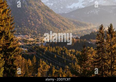 Reutte, Tyrol, Autriche, 26 novembre 2020. Lignes électriques de la Reutte alimentation électrique avec pylônes d'électricité avec le paysage environnant de la vallée de Lechtal et les Alpes. © Peter Schatz / Alamy Live News Banque D'Images