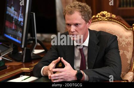 Daniil Egorov, directeur du Service fédéral de la fiscalité russe, lors d’une rencontre en face à face avec le président Vladimir Poutine au Kremlin le 19 novembre 2020 en dehors de Moscou, en Russie. Banque D'Images