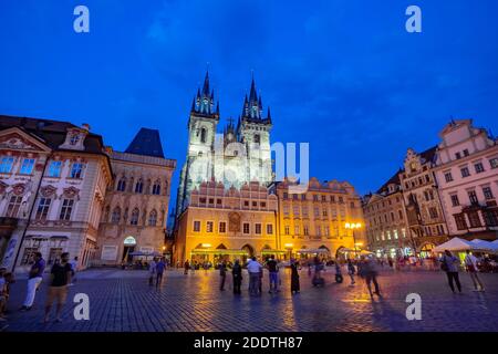 Prague, République tchèque - 31 août 2020 : au crépuscule, les touristes se rendent sur la place de la vieille ville de Prague en République tchèque Banque D'Images