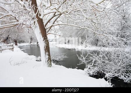 Neige abondante et rivière gelée sur le Stour Flatford dans le Suffolk Banque D'Images