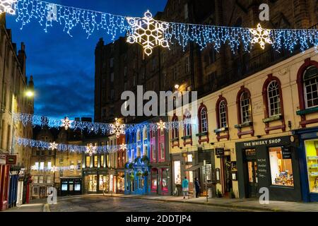 Édimbourg, Écosse, Royaume-Uni. 26 novembre 2020.vues de nuit d'Édimbourg à l'approche de Noël. Vue sur les lumières de Noël de la rue Victoria dans la vieille ville d'Édimbourg. Crédit. Iain Masterton/Alay Live News Banque D'Images