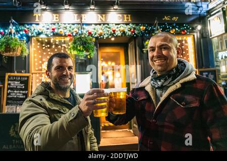 Édimbourg, Écosse, Royaume-Uni. 26 novembre 2020.vues de nuit d'Édimbourg à l'approche de Noël. Sur la photo, Paolo et Luigi, d'Italie, vous pourrez prendre un verre devant le pub Albanach, sur le Royal Mile, dans la vieille ville de EdinburghÕs. Crédit. Iain Masterton/Alay Live News Banque D'Images