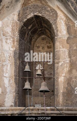 Jérusalem, Israël - 21 novembre 2020 : cloches d'église anciennes dans une niche sur le toit de l'église du Saint-Sépulcre Banque D'Images