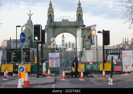 Londres, Royaume-Uni. 26 novembre 2020. Pont Hammersmith en réparation. Considéré comme trop risqué pour une course en bateau. La Boat Race Company Limited (BRCL) a annoncé aujourd'hui que la course en bateau entre Oxford et Cambridge se tiendra sur la Great Ouse à Ely en avril 2021. L'événement va voir la 166e course de bateaux pour hommes et la 75e course de bateaux pour femmes. La décision de déplacer l'événement de 2021 reflète le défi de planifier un événement amateur de grande envergure autour des restrictions de la COVID et de l'incertitude concernant la sécurité et la navigation du pont Hammersmith. Credit: JOHNNY ARMSTEAD/Alamy Live News Banque D'Images