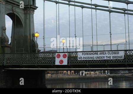 Londres, Royaume-Uni. 26 novembre 2020. Pont Hammersmith en réparation. Considéré comme trop risqué pour une course en bateau. La Boat Race Company Limited (BRCL) a annoncé aujourd'hui que la course en bateau entre Oxford et Cambridge se tiendra sur la Great Ouse à Ely en avril 2021. L'événement va voir la 166e course de bateaux pour hommes et la 75e course de bateaux pour femmes. La décision de déplacer l'événement de 2021 reflète le défi de planifier un événement amateur de grande envergure autour des restrictions de la COVID et de l'incertitude concernant la sécurité et la navigation du pont Hammersmith. Credit: JOHNNY ARMSTEAD/Alamy Live News Banque D'Images