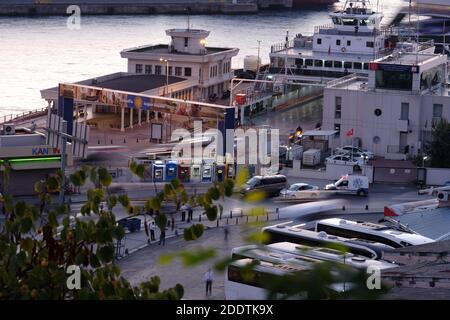 ISTANBUL, TURQUIE - 03 octobre 2020 : terminal de bus de Harem sur la mer du Bosphore avec un navire à conteneurs prêt pour le chargement et l'exportation et le ferry. Banque D'Images