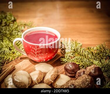 Biscuits de Noël faits maison et thé sur une table en bois Banque D'Images