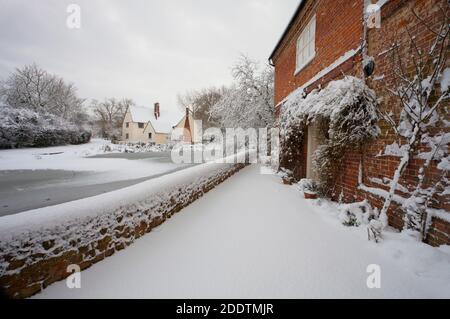 Une scène enneigée à Flatford Mill à Suffolk, avec le cottage de Willy Lott en arrière-plan Banque D'Images