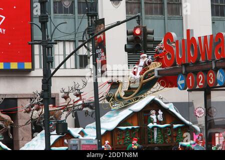 NEW YORK, NY: 26 NOVEMBRE 2020- atmosphère pendant le jour de Thanksgiving de Macy 2020 pendant la COVID 19 qui s'est tenue le long de la 34e rue Street le 24 novembre 2020 à New York. Crédit photo : mpi43/MediaPunch Banque D'Images