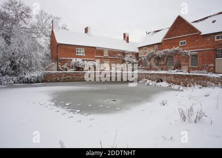 Un bassin de rivière gelé et de moulin à Flatford Mill à Suffolk, avec le moulin en arrière-plan Banque D'Images