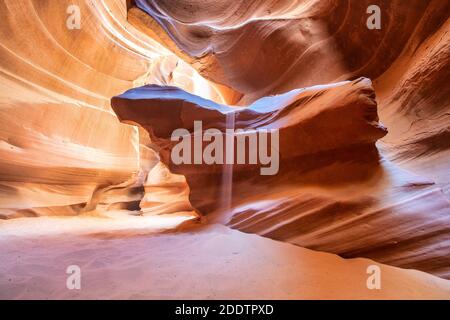 Upper Antelope Canyon Light Rays dans la réserve Navajo près de page, Arizona USA. Banque D'Images